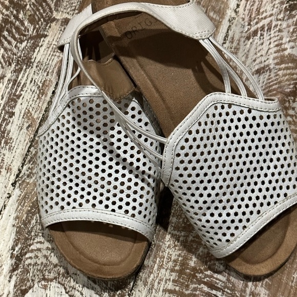 EARTH Origins Lyndon Lyla White Leather Sandals Sz 6 EUC. Wore briefly 2-3 times - Picture 1 of 6